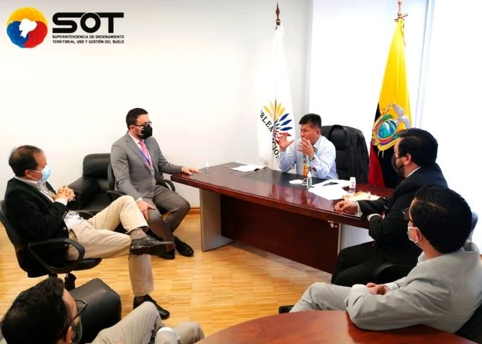 REUNIÓN ENTRE EL SUPERINTENDENTE Y LA COMISIÓN DE GAD