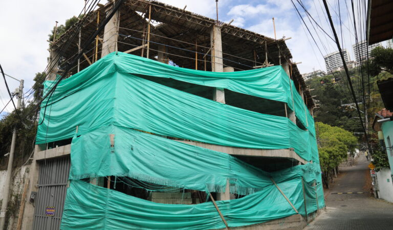 Resolución de la SOT sanciona al GAD DMQ por emisión de licencia irregular en Guápulo y establece el derrocamiento como medida de reparación